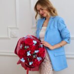 Bukiet z francuskich róż, gałązkowych óż, oxypetalum oraz eukaliptusa - obrazek 4