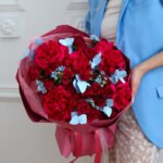 Bukiet z francuskich róż, gałązkowych óż, oxypetalum oraz eukaliptusa - obrazek 3