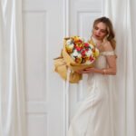 Bukiet z storczyków cymbidium, róż piwoniowych, chryzantem i goździków - obrazek 4