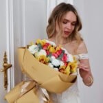 Bukiet z storczyków cymbidium, róż piwoniowych, chryzantem i goździków - obrazek 3