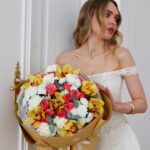 Bukiet z storczyków cymbidium, róż piwoniowych, chryzantem i goździków