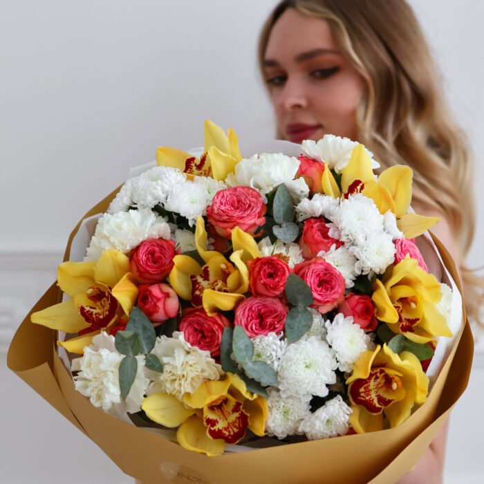 Bukiet z storczyków cymbidium, róż piwoniowych, chryzantem i goździków - obrazek 2