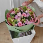 Bukiet z róż, storczyków cymbidium, goździków i chryzantem - obrazek 3