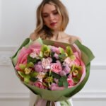 Bukiet z róż, storczyków cymbidium, goździków i chryzantem - obrazek 2