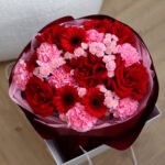 Bukiet z francuskich czerwonych róż, gerber, goździków oraz chryzantemy - obrazek 2