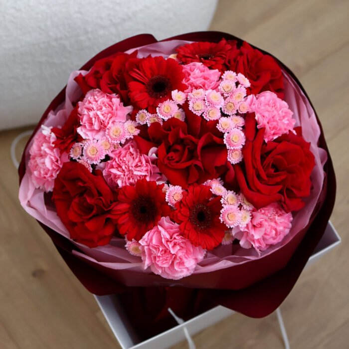 Bukiet z francuskich czerwonych róż, gerber, goździków oraz chryzantemy - obrazek 2