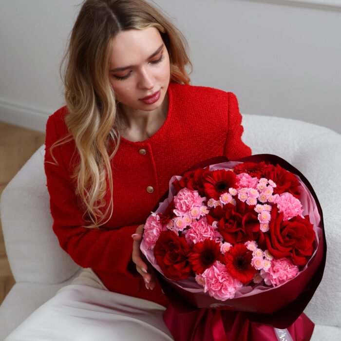 Bukiet z francuskich czerwonych róż, gerber, goździków oraz chryzantemy - obrazek 3