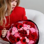 Bukiet z francuskich czerwonych róż, gerber, goździków oraz chryzantemy - obrazek 4