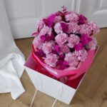 Bukiet z różowych goździków z różowym eukaliptusem