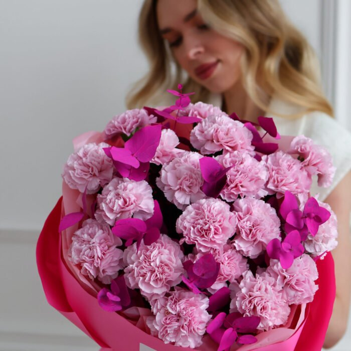 Bukiet z różowych goździków z różowym eukaliptusem - obrazek 2