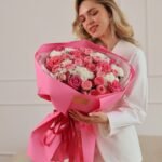 Biało-różowy bukiet z różami i santini