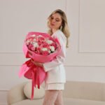 Biało-różowy bukiet z różami i santini — изображение 4