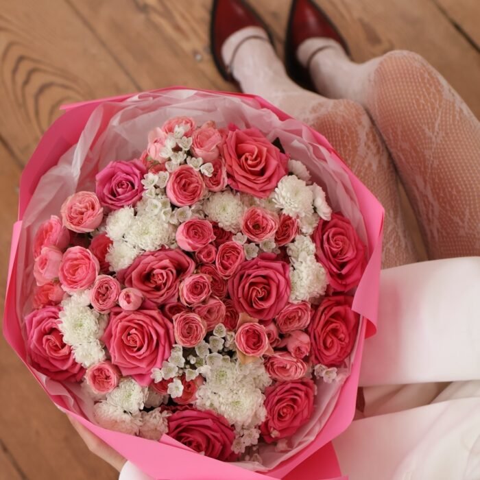 Biało-różowy bukiet z różami i santini — изображение 2