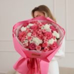 Biało-różowy bukiet z różami i santini — изображение 3