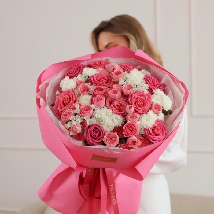 Biało-różowy bukiet z różami i santini — изображение 3