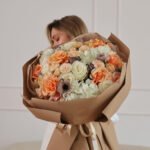 Bukiet róż francuskich, anemonów i róż piwoniowych - obrazek 2