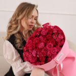 Bukiet z malinowej róży krzewiastej