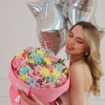 Bukiet z francuskimi różami, tulipanami, goździkami i santini — изображение 3