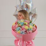 Bukiet z francuskimi różami, tulipanami, goździkami i santini — изображение 5