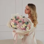 Bukiet z francuskimi różami, gerberami, goździkami i hortensjami - obrazek 5