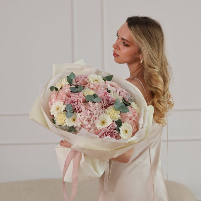 Bukiet z francuskimi różami, gerberami, goździkami i hortensjami - obrazek 5