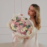 Bukiet z francuskimi różami, gerberami, goździkami i hortensjami - obrazek 4