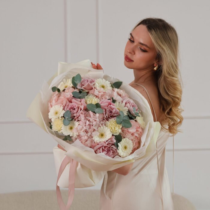 Bukiet z francuskimi różami, gerberami, goździkami i hortensjami - obrazek 4