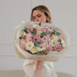 Bukiet z francuskimi różami, gerberami, goździkami i hortensjami - obrazek 2