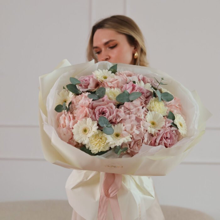 Bukiet z francuskimi różami, gerberami, goździkami i hortensjami - obrazek 2