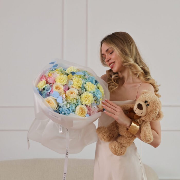 Bukiet z piwoniowych róż, goździków, hortensji i eukaliptusa. - obrazek 2