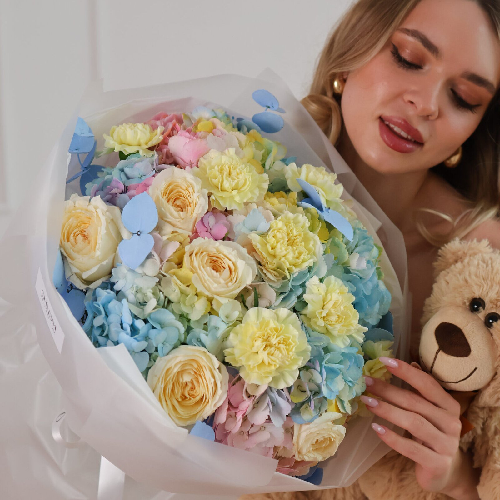 IMG_8723_Original Bukiet z piwoniowych róż, goździków, hortensji i eukaliptusa. - obrazek 1