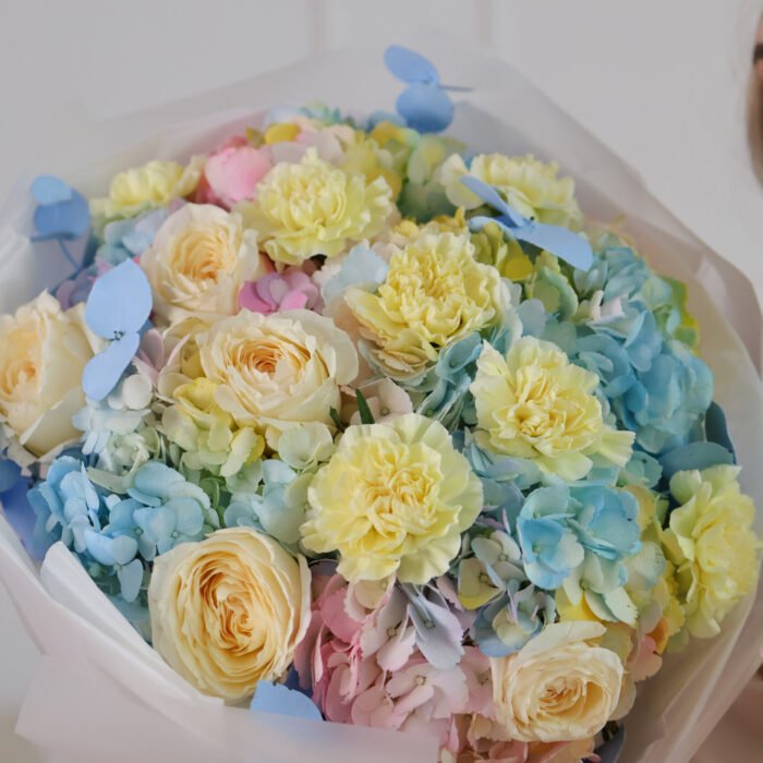 Bukiet z piwoniowych róż, goździków, hortensji i eukaliptusa. - obrazek 4