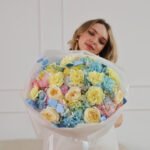 Bukiet z piwoniowych róż, goździków, hortensji i eukaliptusa. - obrazek 5