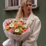 Bukiet z  hortensji, gerber, gałązkowych róż i kwitnących gałązek