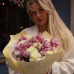 Bukiet z różowego cymbidium, żółtych goździków i różowych santini - Image 2
