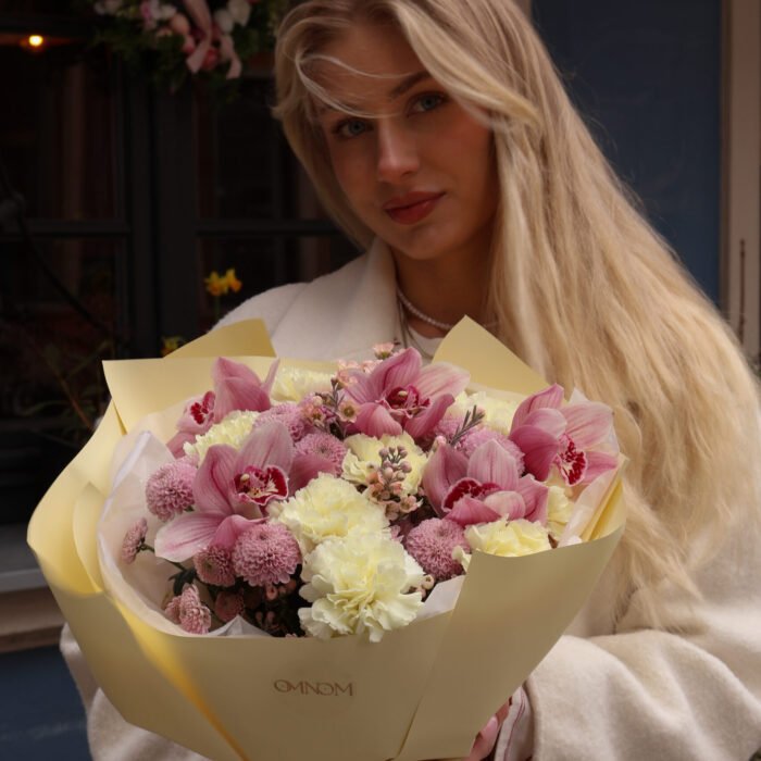 Bukiet z różowego cymbidium, żółtych goździków i różowych santini - Image 2