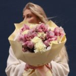 Bukiet z różowego cymbidium, żółtych goździków i różowych santini