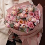 Bukiet z róż gałązkowych, cymbidium i różowych tulipanów