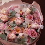 Bukiet z róż gałązkowych, cymbidium i różowych tulipanów — изображение 2