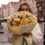 Bukiet z jaskrów i żółtych róż krzaczastych - Image 2