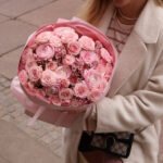 Bukiet z różowych jaskrów i róż krzaczastych