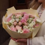 Bukiet z różowych róż, róż piwoniowych i eustom — изображение 2