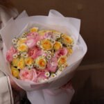 Bukiet z jaskrów, róż krzaczastych i rumianków