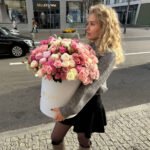 Flowerbox z róż sprejowych w miksie pudrowych i kremowych odcieni