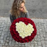 Flowerbox z czerwonych i białych róż — изображение 2