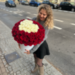 Flowerbox z czerwonych i białych róż