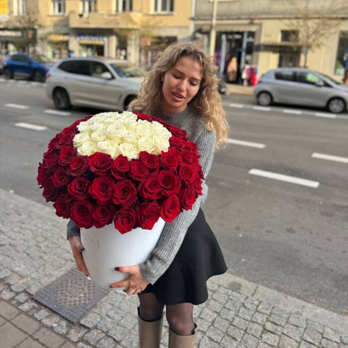 Flowerbox z czerwonych i białych róż — изображение 3
