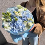 Błękitny bukiet z hortensją (błękitna hortensja z białą eustomą i kremową frezją)