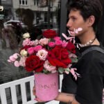 Flowerbox z czerwonych francuskich róż  i różowych galazkowych róż z eukaliptusem