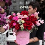 Flowerbox z czerwonych francuskich róż  i różowych galazkowych róż z eukaliptusem - obrazek 3